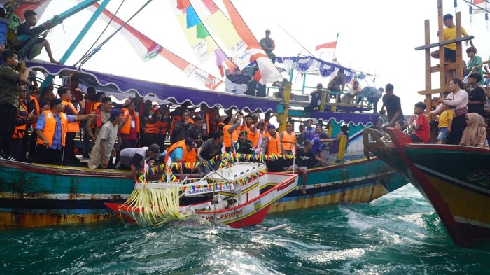 Pesta lomban di Jepara berlangsung meriah, Senin (7/4/2025).