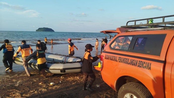 Petugas BPBD dan Basarnas melakukan pencarian wisatawan yang terseret arus di Pulau Mandalika Jepara, Senin (7/4/2025).