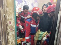 Dramatis! Damkar Makassar Sejam Evakuasi Wanita Stroke dari Lantai 2 Rumah