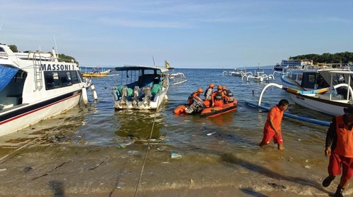 Basarnas melakukan pencarian terhadap pemancing asal Bangli yang hilang diduga akibat terseret arus hingga tenggelam di Pantai Mimba, Desa Padangbai, Karangasem, Senin (7/4/2025). Dok: Basarnas Karangasem)