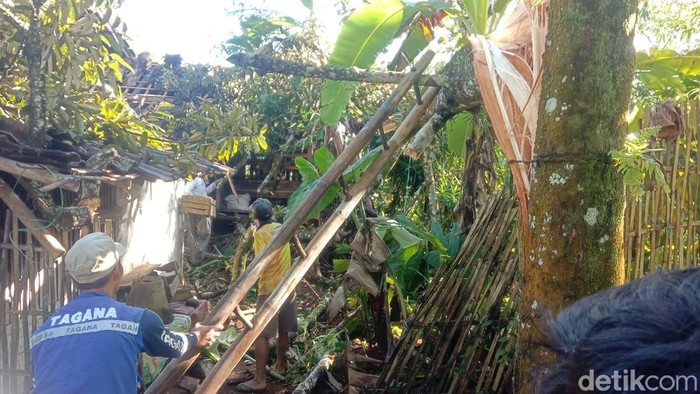 Pohon tumbang rusak rumah di Tasikmalaya.