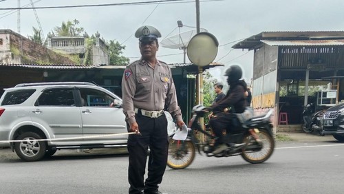 Polisi melakukan olah TKP pengendara motor bertabrakan dengan pikap di Jalan Singaraja-Gerokgak Kilometer (Km) 20,5, Buleleng, Senin (7/4/2025). Pemotor tewas dalam perawatan di RS. (Dok. Polres Buleleng)