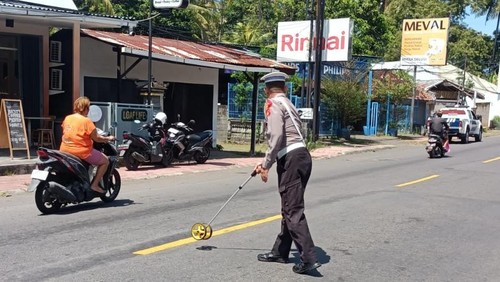 Polisi melakukan olah TKP tabrakan dua pemotor di Jalan Raya Singaraja-Seririt Km 7,1 yang menewaskan satu pengendara. Lakalantas itu terjadi pada Minggu (6/4/2025) sekitar pukul 03.00 Wita. (Dok. Polres Buleleng)
