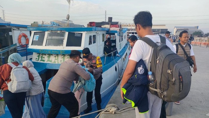 Polisi membantu wisatawan di Dermaga Muara Angke (dok. ist)