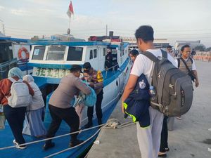 Kala Polisi Bantu Wisatawan di TMII-Muara Angke di Akhir Libur Lebaran