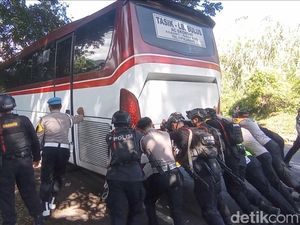 Bus Mogok di Tikungan Gentong, Polisi Dorong hingga Lalu Lintas Normal