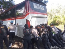 Bus Mogok di Tikungan Gentong, Polisi Dorong hingga Lalu Lintas Normal