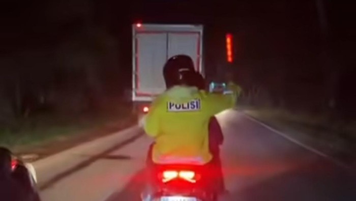 Polisi saat menghalau pengendara nakal di Jalintim Palembang-Banyuasin.