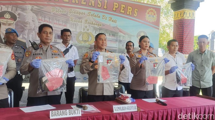 Polres Gianyar menggelar konferensi pers kasus penusukan di Desa Bedulu, Kecamatan Blahbatuh, Gianyar, Bali, Senin (7/4/2025). (Ni Komang Ayu Leona Wirawan)