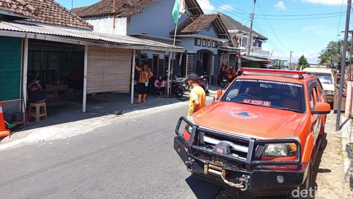 Posko pencarian di rumah keluarga Riyan Dusun Ngampel, Desa Sengi, Kecamatan Dukun, Kabupaten Magelang, Senin (7/4/2025).