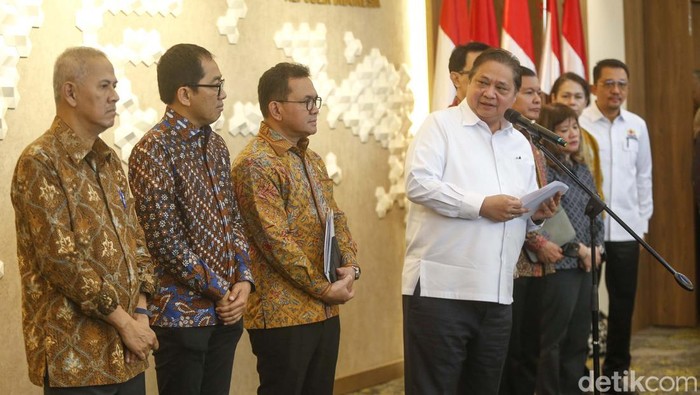 Potret Menko Perekonomian Airlangga Bicara Tentang Tarif Resiprokal AS Menteri Koordinator (Kemenko) Bidang Perekonomian Airlangga Hartarto berbicara kepada awak media usai melakukan rapat bersama dengan para Wakil Menteri dan Beberapa Asosiasi terkait, Jakarta, Senin (7/4/2025). Dalam kesempatan ini, Airlangga Hartarto menyampaikan bahwa Pemerintah Indonesia memastikan tidak akan mengambil aksi balas dendam dengan mengenakan tarif impor tinggi ke produk-produk AS. Alih-alih menempuh langkah retaliasi, pemerintah akan memilih jalur negosiasi dan diplomasi.