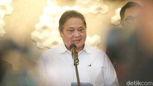 Menteri Koordinator (Kemenko) Bidang Perekonomian  Airlangga Hartarto berbicara kepada awak media usai melakukan rapat bersama dengan para Wakil Menteri dan Beberapa Asosiasi terkait, Jakarta, Senin (7/4/2025). Dalam kesempatan ini, Airlangga Hartarto menyampaikan bahwa Pemerintah Indonesia memastikan tidak akan mengambil aksi balas dendam dengan mengenakan tarif impor tinggi ke produk-produk AS. Alih-alih menempuh langkah retaliasi, pemerintah akan memilih jalur negosiasi dan diplomasi.