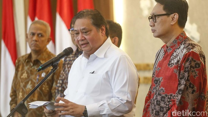 Menteri Koordinator (Kemenko) Bidang Perekonomian  Airlangga Hartarto berbicara kepada awak media usai melakukan rapat bersama dengan para Wakil Menteri dan Beberapa Asosiasi terkait, Jakarta, Senin (7/4/2025). Dalam kesempatan ini, Airlangga Hartarto menyampaikan bahwa Pemerintah Indonesia memastikan tidak akan mengambil aksi balas dendam dengan mengenakan tarif impor tinggi ke produk-produk AS. Alih-alih menempuh langkah retaliasi, pemerintah akan memilih jalur negosiasi dan diplomasi.