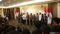 Airlangga memaparkan, pada 5 April AS mulai menerapkan 10% tarif untuk Indonesia, lalu mulai 9 April berlaku tarif 32%. Meski demikian, menurutnya, pengenaan tarif terhadap negara-negara ASEAN juga relatif lebih tinggi dibanding Indonesia.