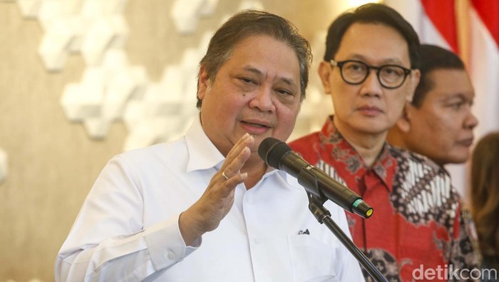 Menteri Koordinator (Kemenko) Bidang Perekonomian  Airlangga Hartarto berbicara kepada awak media usai melakukan rapat bersama dengan para Wakil Menteri dan Beberapa Asosiasi terkait, Jakarta, Senin (7/4/2025). Dalam kesempatan ini, Airlangga Hartarto menyampaikan bahwa Pemerintah Indonesia memastikan tidak akan mengambil aksi balas dendam dengan mengenakan tarif impor tinggi ke produk-produk AS. Alih-alih menempuh langkah retaliasi, pemerintah akan memilih jalur negosiasi dan diplomasi.