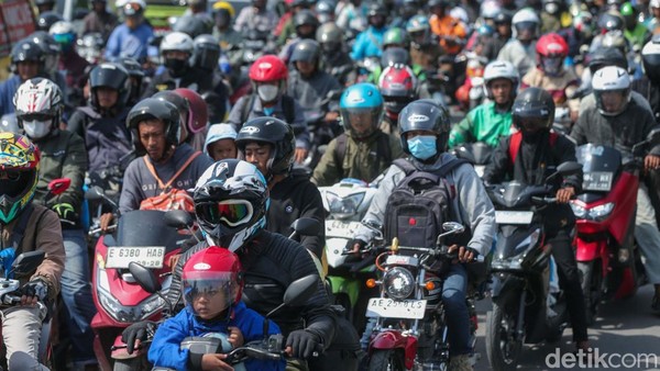 Potret Puncak Arus Balik Pemudik Motor di Karawang