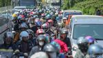 Potret Puncak Arus Balik Pemudik Motor di Karawang