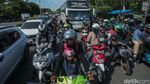 Potret Puncak Arus Balik Pemudik Motor di Karawang