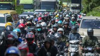 Sebab pada sore dan malam hari cuaca lebih adem terutama bagi mereka yang juga membawa serta anak-anak dalam perjalanan.