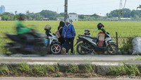 Sejumlah pemudik beristirahat di tepi jalan.