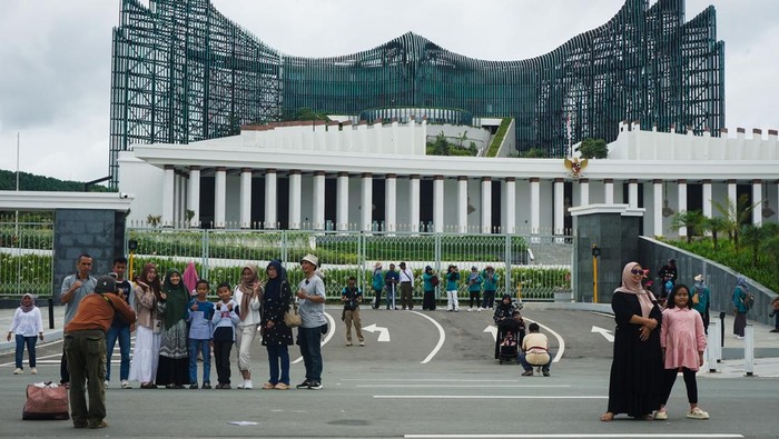 Sejumlah warga mengabadikan momen dengan foto bersama di depan Kompleks Istana Kepresidenan, Ibu Kota Nusantara (IKN), Penajam Paser Utara, Kalimantan Timur, Minggu (6/4/2025).  Menurut Otorita IKN bahwa jumlah kunjungan masyarakat ke IKN itu sejak 27 Maret hingga 5 April lebih dari 64 ribu orang yang berasal dari berbagai daerah di Indonesia maupun mancanegara. ANTARA FOTO/Aditya Nugroho/mrh/nz