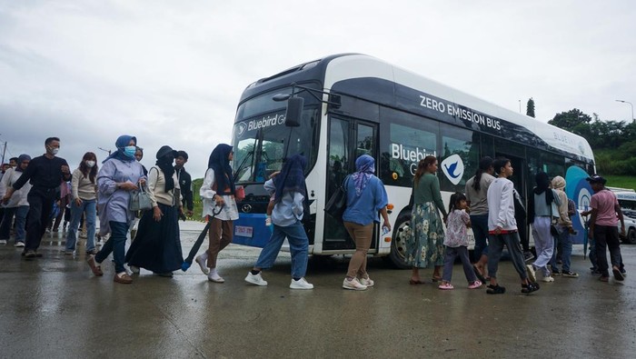 Potret Ramai Warga Kunjungi IKN saat Libur Lebaran Sejumlah warga mengabadikan momen dengan foto bersama di depan Kompleks Istana Kepresidenan, Ibu Kota Nusantara (IKN), Penajam Paser Utara, Kalimantan Timur, Minggu (6/4/2025). Menurut Otorita IKN bahwa jumlah kunjungan masyarakat ke IKN itu sejak 27 Maret hingga 5 April lebih dari 64 ribu orang yang berasal dari berbagai daerah di Indonesia maupun mancanegara. ANTARA FOTO/Aditya Nugroho/mrh/nz