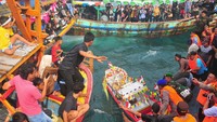 Tradisi tersebut sebagai bentuk syukur dan harapan para nelayan kepada Tuhan atas rezeki tangkapan ikan yang melimpah serta keselamatan saat melaut.