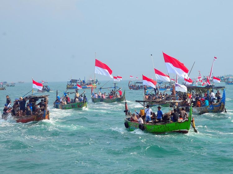 Potret Ribuan Nelayan Mengikuti Tradisi Pesta Lomban di Jepara