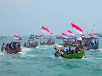 Potret Ribuan Nelayan Mengikuti Tradisi Pesta Lomban di Jepara