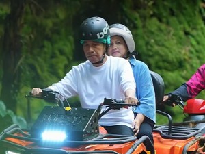 Keseruan Jokowi dan Keluarga Main ATV di Tampaksiring Bali