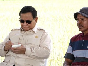 Momen Prabowo Ngobrol dan Catat Masukan Petani Saat Panen Raya di Majalengka