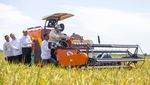 Prabowo Naik Mesin Harvester Saat Panen Raya Padi di Majalengka