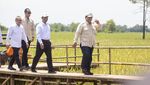 Prabowo Naik Mesin Harvester Saat Panen Raya Padi di Majalengka