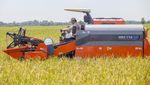 Prabowo Naik Mesin Harvester Saat Panen Raya Padi di Majalengka