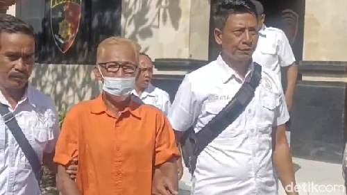 Pria Lumajang pelaku penusukan di Gianyar saat digiring di Mapolres Gianyar, Senin (7/4/2025). (Ni Komang Ayu Leona Wirawan)