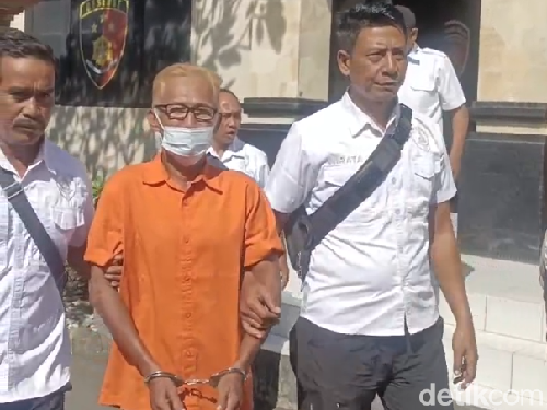 Pria Lumajang pelaku penusukan di Gianyar saat digiring di Mapolres Gianyar, Senin (7/4/2025). (Ni Komang Ayu Leona Wirawan)