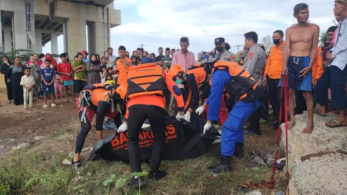 Proses evakuasi jasad Raffi yang ditemukan di Sungai Ogan.