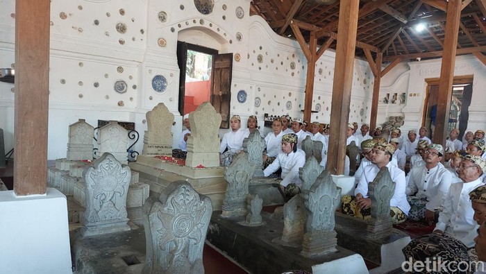 Proses Grebeg Syawal di kompleks makam Sunan Gunung Jati