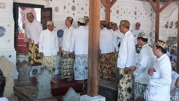 Proses Grebeg Syawal di kompleks makam Sunan Gunung Jati