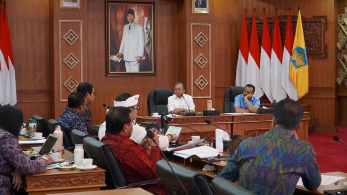 Rakor Gubernur Bali Wayan Koster dengan beberapa pihak, Senin (7/4/2025).