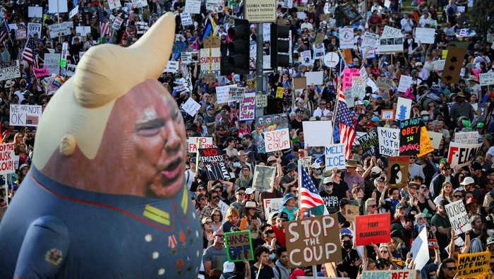 Ramai-ramai Warga AS Turun ke Jalan Protes Kebijakan Donald Trump Demonstrators take part in a 'Hands Off!' protest against U.S. President Donald Trump and his adviser Elon Musk, in Los Angeles, California, U.S., April 5, 2025. REUTERS/Daniel Cole