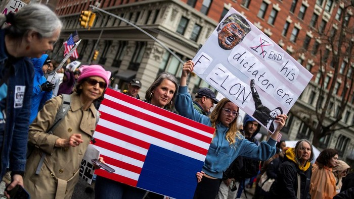 People take part in the nationwide Hands Off anti-Trump protests in New York City, U.S., April 5, 2025. REUTERS/Eduardo Munoz