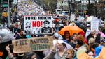 Ramai-ramai Warga AS Turun ke Jalan Protes Kebijakan Donald Trump