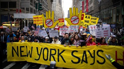 Ramai-ramai Warga AS Turun ke Jalan Protes Kebijakan Donald Trump