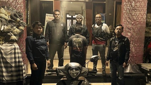 Remaja berinisial IGYW diamankan di Polsek Tegallalang setelah ditangkap warga saat mencoba mencuri sesari di pura. (Dok. Polsek Gianyar)