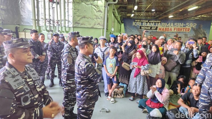 Ribuan pemudik gratis yang digelar TNI AL menggunakan kapal perang KRI Banjarmasin 592 telah tiba di Jakarta. (Adrial/detikcom)