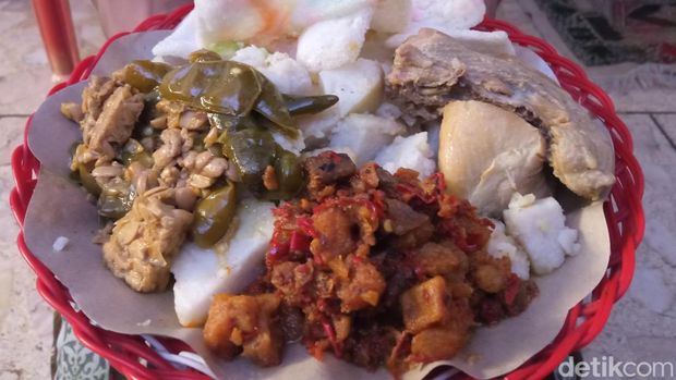 Sajian kuliner dalam Lebaran Ketupat di Pondok Pesantren Buntet Cirebon