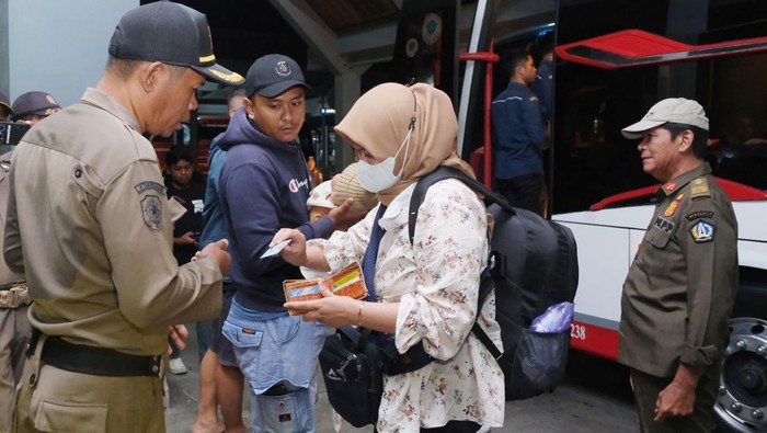 Anggota Satpol PP Kabupaten Badung memeriksa kartu tanda penduduk (KTP) milik penumpang bus AKAP saat inspeksi mendadak (sidak) pada arus balik Lebaran di Terminal Mengwi, Badung, Bali, Senin (7/4/2025). Sebanyak 2.042 penumpang di terminal tersebut diperiksa identitasnya untuk mengantisipasi masuknya warga pendatang tanpa identitas ke Bali terutama saat arus balik Lebaran. ANTARA FOTO/Nyoman Hendra Wibowo/tom.