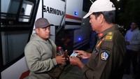 Sebanyak 2.042 penumpang di terminal tersebut diperiksa identitasnya untuk mengantisipasi masuknya warga pendatang tanpa identitas ke Bali terutama saat arus balik Lebaran.  
