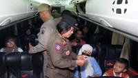 Pemeriksaan kartu tanda penduduk (KTP) milik penumpang bus AKAP saat inspeksi mendadak (sidak) pada arus balik Lebaran di Terminal Mengwi, Badung, Bali, Senin (7/4/2025).